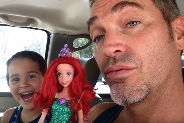 Pai dá resposta surpreendente após filho comprar boneca em loja de brinquedos