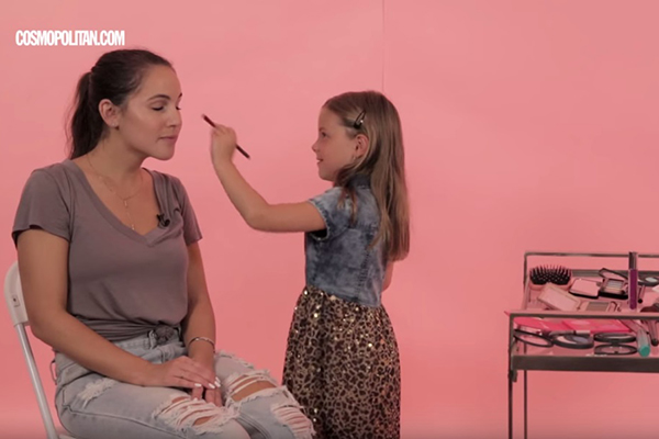 Garotinhas maquiam mulheres para o primeiro encontro em vídeo fofo (e surpreendente)