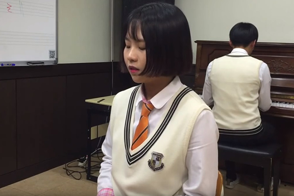 Estudante de Ensino Médio surpreende internet com cover de “Hello”, da cantora Adele