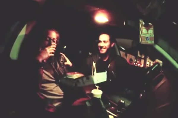 Rapaz pede namorada em casamento com ajuda do McDonalds