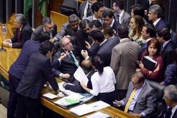 Twitter não perdoa e transforma gafes e comentários na votação do impeachment em piada neste domingo (17)