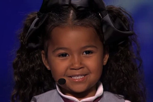 Garotinha de 5 anos surpreende jurados ao cantar uma música do filme ‘Frozen’