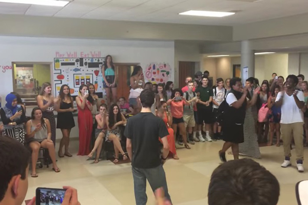 Garoto surpreende colegas de turma com passos de dança incríveis