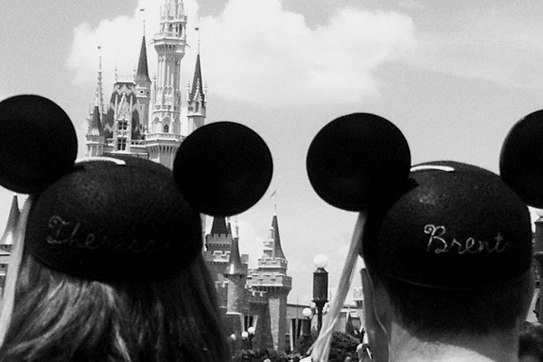 Perfil fofo no Instagram conta a história de como casais se conheceram