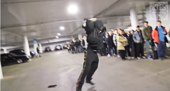 Homem compra PlayStation 4 em lançamento e destrói (!!!) o console na frente dos fãs