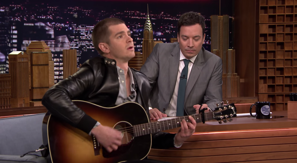 Andrew Garfield toca a música tema de ‘Homem-Aranha’ em programa de TV