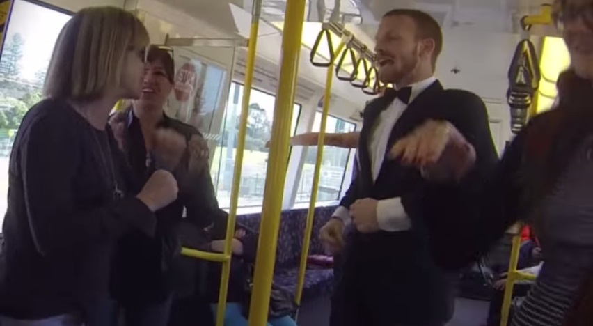 Homem começa “balada” em vagão de trem na Austrália e faz sucesso na internet; assista