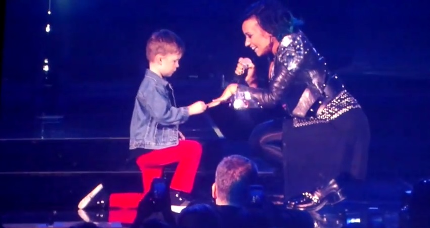 Demi Lovato é “pedida em casamento” por fã de 5 anos e o resultado é o vídeo mais fofo que você verá hoje; assista