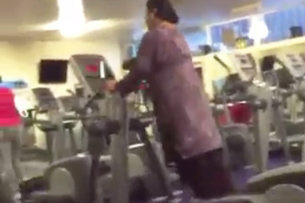 Esta mulher vai fazer você se sentir um rato de academia em apenas 5 segundos