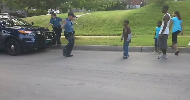 Fofura do dia: policial faz batalha de dança contra crianças nos Estados Unidos; assista