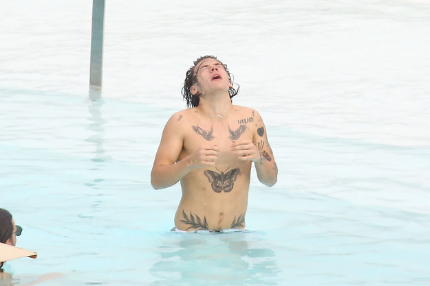 Harry Styles, do One Direction, homenageia Brasil em nova tatuagem