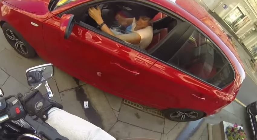 Justiceira persegue quem joga lixo na rua e devolve o que foi descartado de maneira hilária; assista