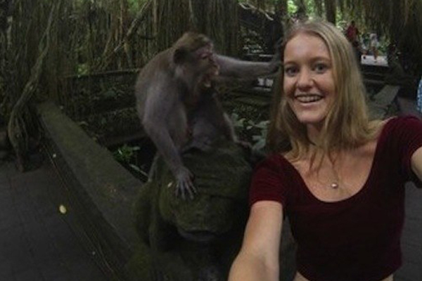 Turista é atacada ao fazer selfie com macaco e fotos viralizam