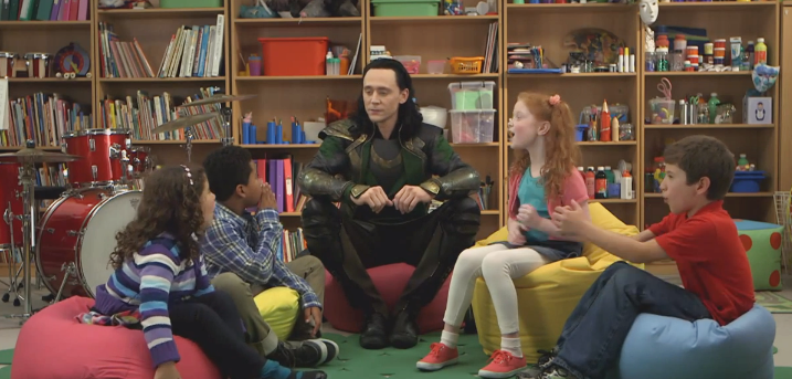 Loki, vilão do filme ‘Thor’, conversa com crianças sobre super-heróis; assista ao vídeo
