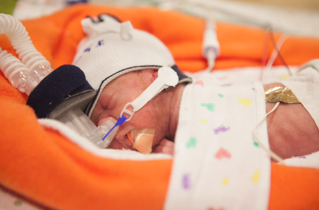 Vídeo emocionante registra os 80 dias que um bebê prematuro passou em um hospital