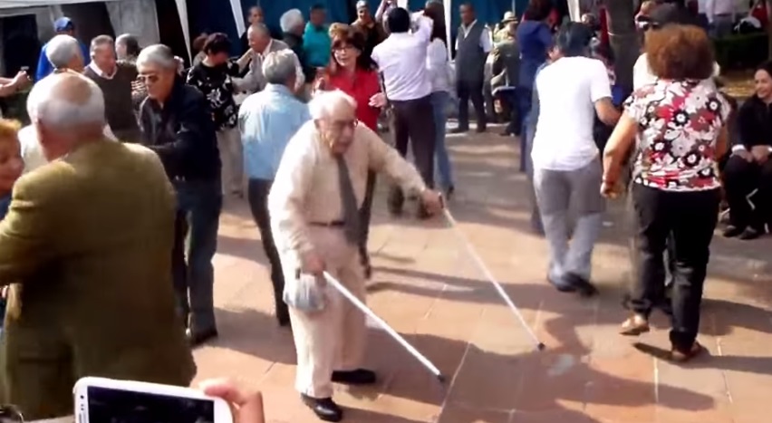 Após se empolgar com música, senhorzinho abandona as muletas para dançar; assista