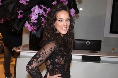 No palco, namorado de Adriana Birolli pede atriz em casamento