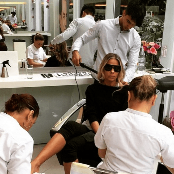 Em vídeo, Adriane Galisteu mostra o loiro desejo de quase todas as mulheres