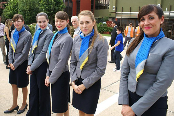 Passageiro reclama da aparência das aeromoças e recebe resposta incrível das Aerolíneas Argentinas