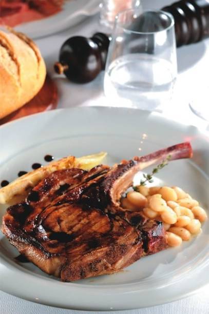 Costeleta suína com erva-doce e feijão-branco Costeleta suína com erva-doce e feijão-branco