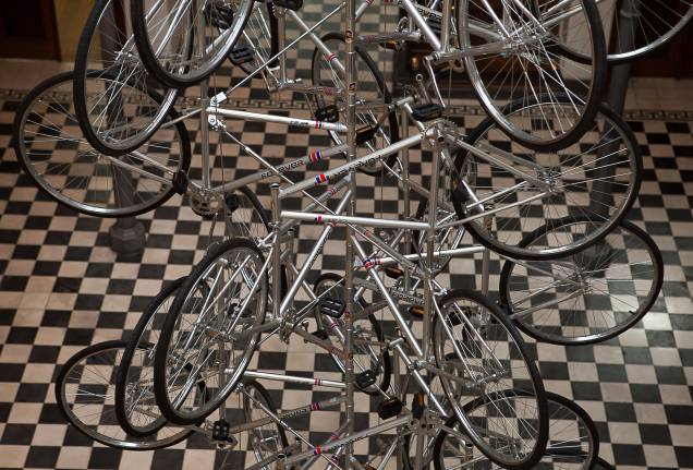 Very Yao, de Ai Weiwei: a escultura lembra a época em que as bicicletas dominavam as ruas das cidades chinesas Very Yao, de Ai Weiwei: a escultura lembra a época em que as bicicletas dominavam as ruas das cidades chinesas