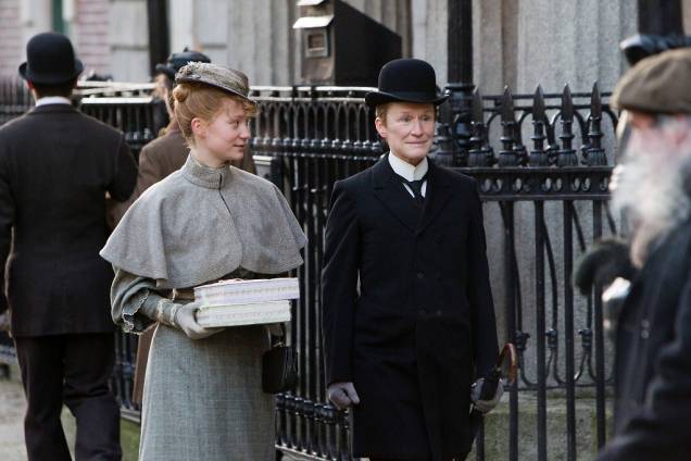 Albert Nobbs: drama estrelado por Mia Wasikowska e Glenn Close é delicado e triste Albert Nobbs: drama estrelado por Mia Wasikowska e Glenn Close é delicado e triste