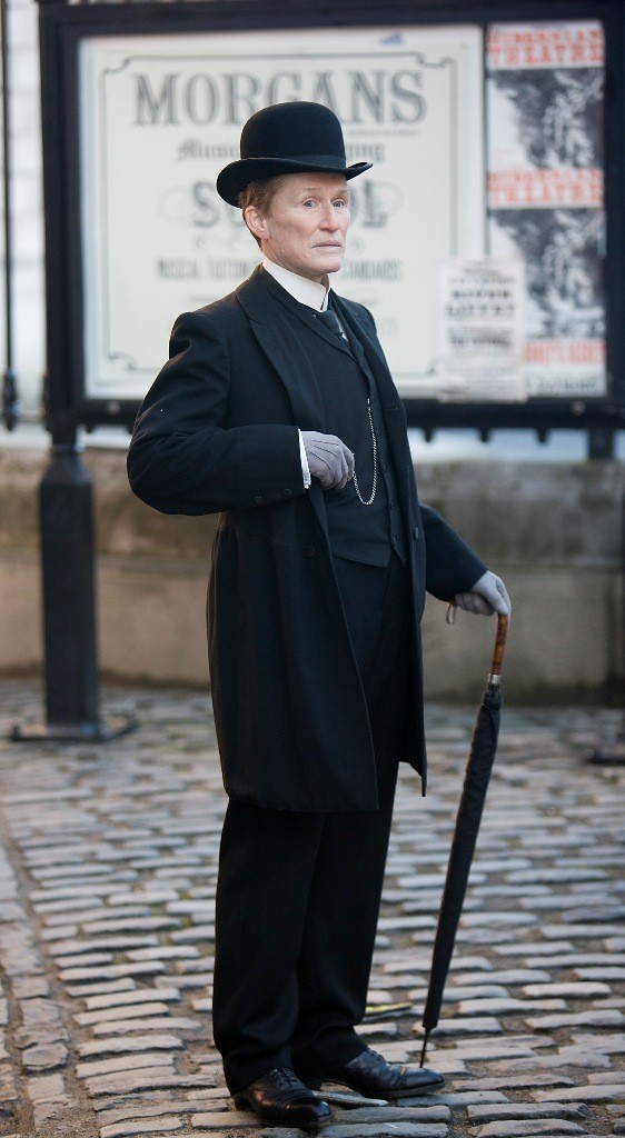 Glenn Close no papel do garçom Albert Nobbs: drama é dirigido por Rodrigo García Glenn Close no papel do garçom Albert Nobbs: drama é dirigido por Rodrigo García