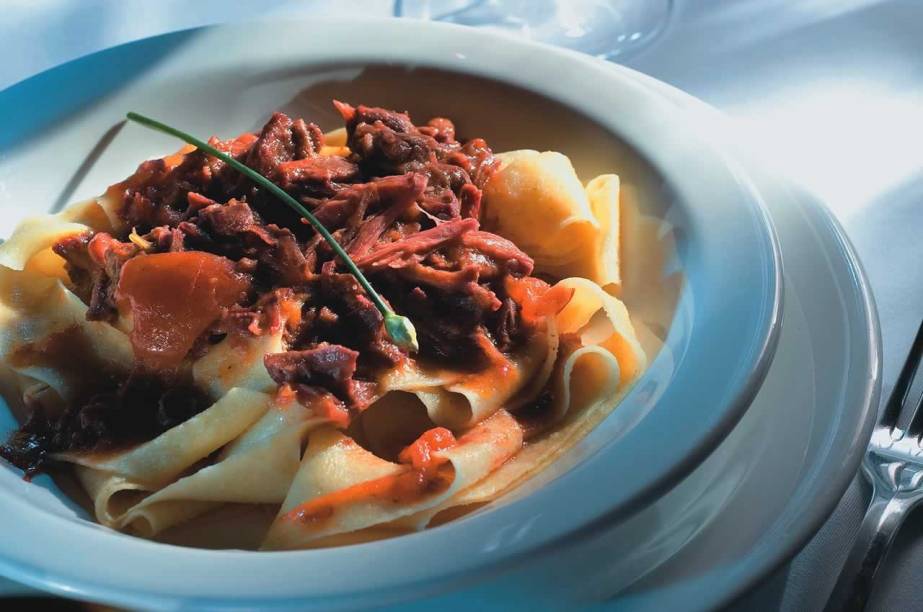 Pappardelle fresco ao ragu de ossobuco: molho rico em sabor