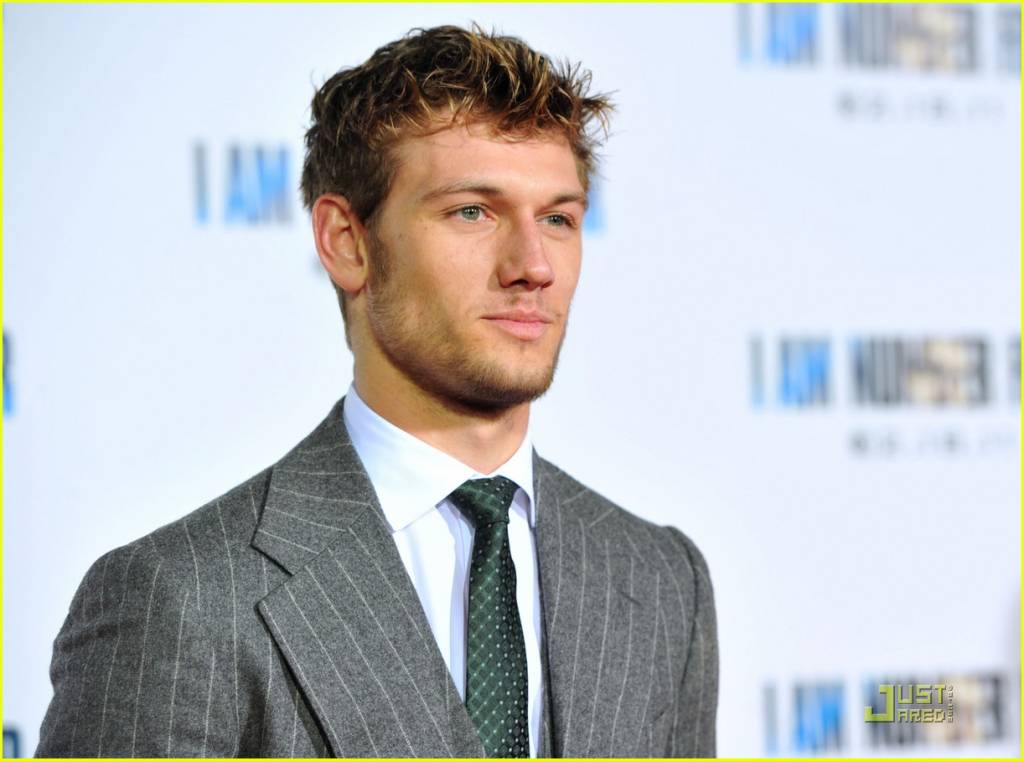 Alex Pettyfer faz teste para Christian Grey em 50 Tons de Cinza