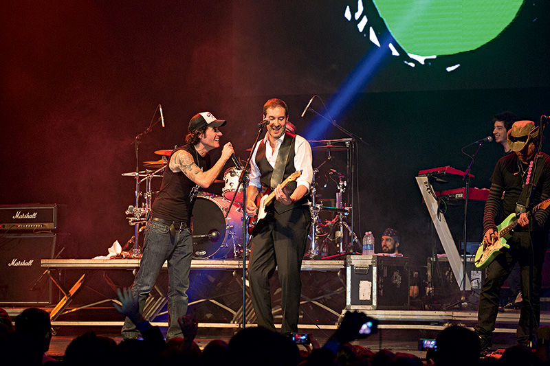 Presidente da Cacau Show toca com Capital Inicial em festa