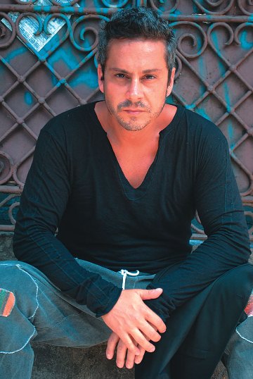 Alexandre Nero: “Se jogarem calcinha, canto Wando”