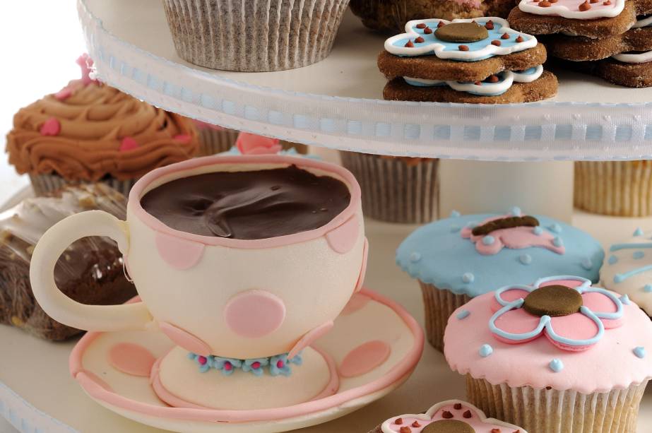 Fabíola Toschi fez "chá da tarde inspirado em Alice no País das Maravilhas" Fabíola Toschi fez "chá da tarde inspirado em Alice no País das Maravilhas"