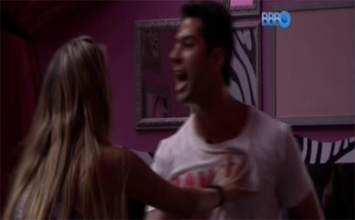 Marcelo e Aline brigam no BBB 14 e sister joga bebida no rosto do brother