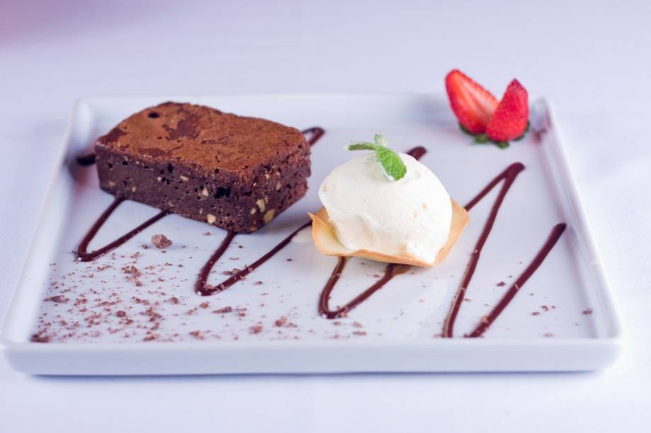 Brownie de chocolate com sorvete de creme Brownie de chocolate com sorvete de creme