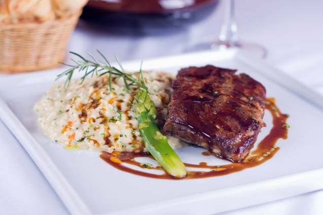 Costelinha de porco com risoto de parmesão e ervas Costelinha de porco com risoto de parmesão e ervas