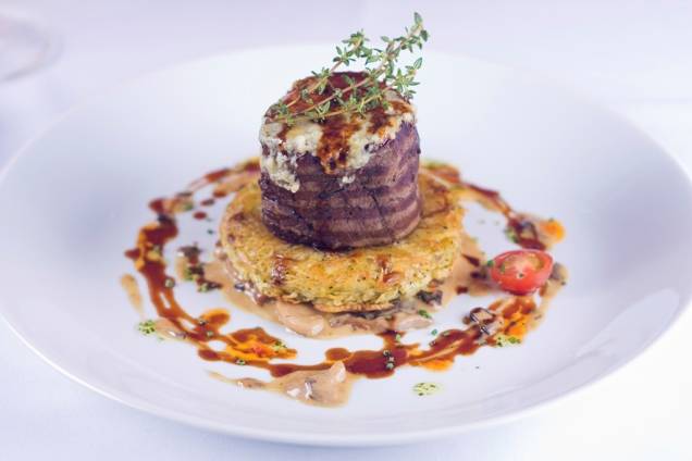 Medalhão com gorgonzola batata roesti e molho de cogumelos Medalhão com gorgonzola batata roesti e molho de cogumelos