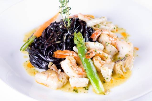Spaghettini negro com grelhados de frutos do mar Spaghettini negro com grelhados de frutos do mar