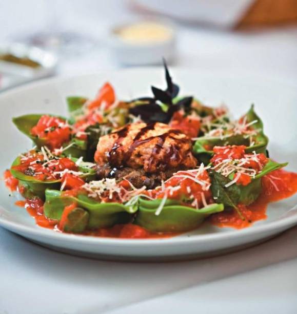 Tortelloni verde ao molho de tomate com polpettone recheado de mussarela Tortelloni verde ao molho de tomate com polpettone recheado de mussarela