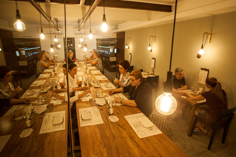 Ambiente da casa, descontraído e com uma mesa coletiva Ambiente da casa, descontraído e com uma mesa coletiva