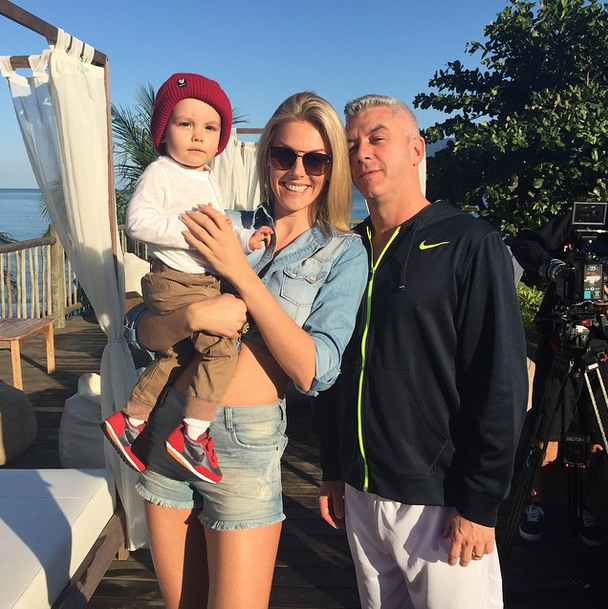 Ao lado da família, Ana Hickmann fotografa para sua marca de jeans