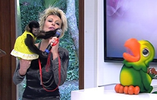 Macaco bate no rosto de Ana Maria Braga, tenta pegar microfone e rouba a cena no “Mais Você”