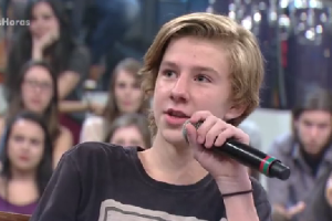 Filho de casal homoafetivo rebate jovem no programa ‘Altas Horas’