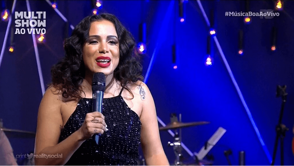 De visual novo, Anitta apresenta programa no Multishow e é criticada por seguidores