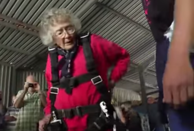 Idosa comemora aniversário de 100 anos saltando de paraquedas