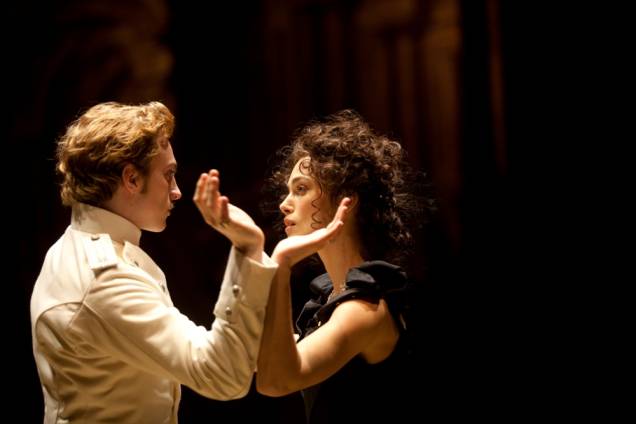 Aaron Taylor-Johnson e Keira Knightley: o casal de amantes de Anna Karenina, inspirado no livro de Leon Tolstoi Aaron Taylor-Johnson e Keira Knightley: o casal de amantes de Anna Karenina, inspirado no livro de Leon Tolstoi