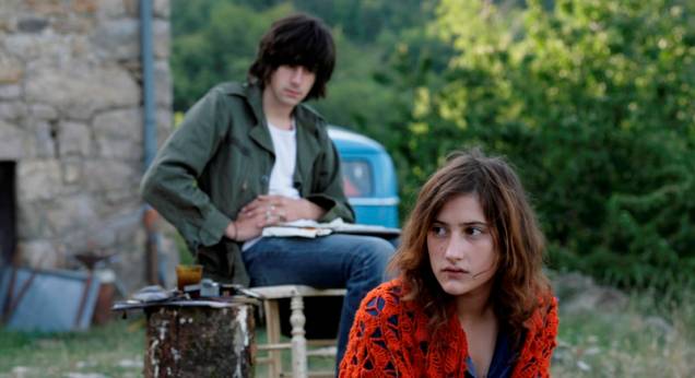 Depois de Maio: a maioria do elenco (exceto a atriz Lola Créton) foi recrutada nas ruas pelo cineasta Depois de Maio: a maioria do elenco (exceto a atriz Lola Créton) foi recrutada nas ruas pelo cineasta