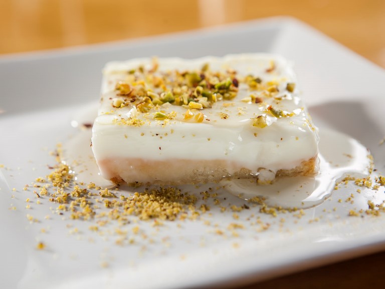 Mawari tem sushi e sashimi na esteira rolante