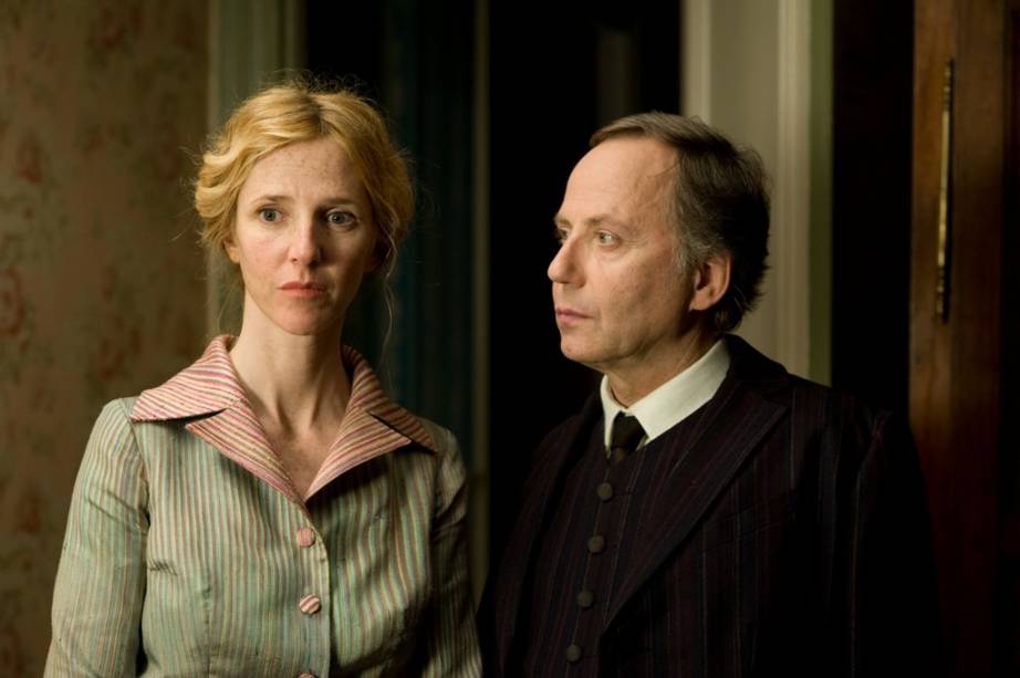 Sandrine Kiberlain e Fabrice Luchini na comédia As Mulheres do 6º Andar: os atores interpretam um casal burguês da França da década de 60 Sandrine Kiberlain e Fabrice Luchini na comédia As Mulheres do 6º Andar: os atores interpretam um casal burguês da França da década de 60