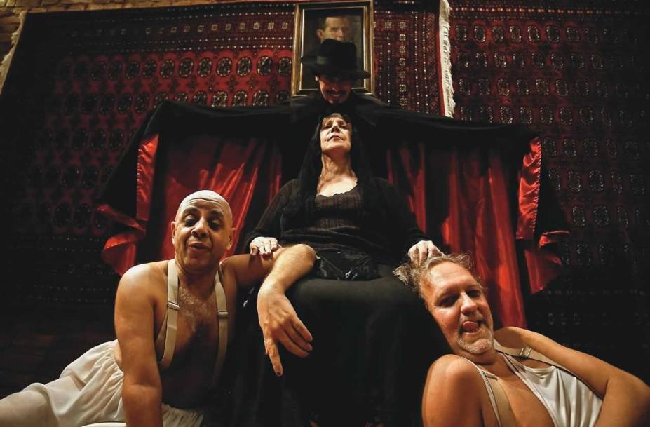 Luciano Chirolli e Danilo Grangheia interpretam duas idosas na tragicomédia As Três Velhas Luciano Chirolli e Danilo Grangheia interpretam duas idosas na tragicomédia As Três Velhas