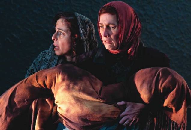Patricia Vieira e Inês Aranha em As Troianas — Vozes da Guerra: tragédia Patricia Vieira e Inês Aranha em As Troianas — Vozes da Guerra: tragédia